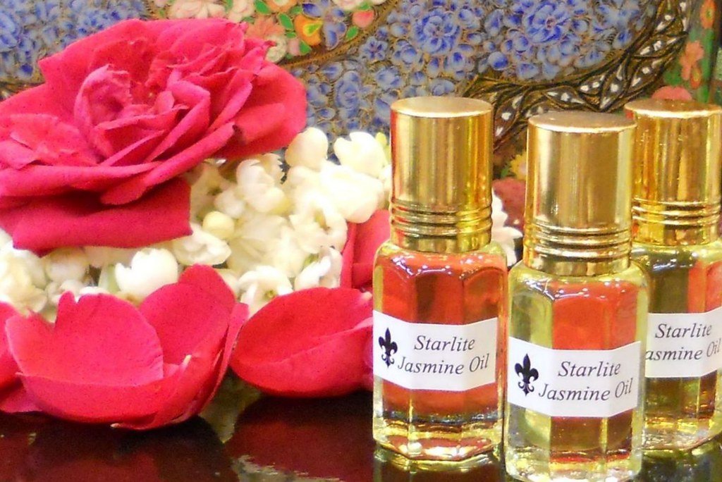 Frascos de vidrio con aceite de jazmín para cosmética y skincare